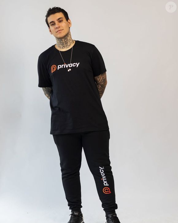 De acordo com o Dr. Vitor Mello, o método Overpants combina bioestimuladores que ativam a produção natural de colágeno com preenchimento de ácido hialurônico, garantindo volume imediato e melhora da textura da pele.