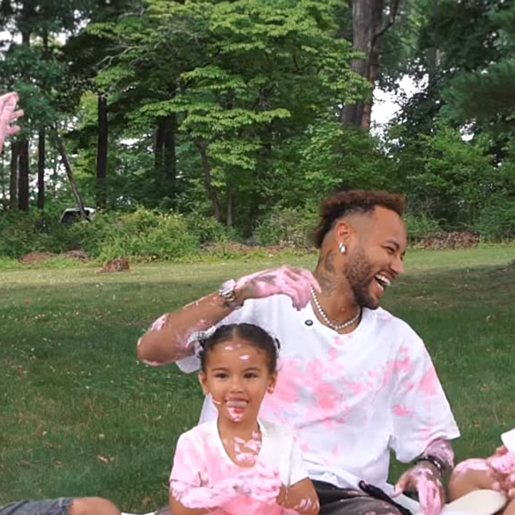 Bruna Biancardi e Neymar Jr. revelaram terceira gravidez da influencer, menos de um ano após o nascimento de Mel - casal é pai também de Mavie, irmã de Helena e Davi Lucca, outros filhos do atacante