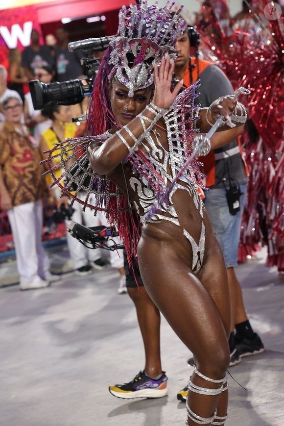 Erika Januza durante sua passagem como Rainha da Viradouro no Carnaval, em 2024.
