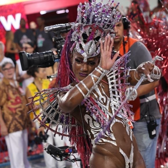 Erika Januza durante sua passagem como Rainha da Viradouro no Carnaval, em 2024.
