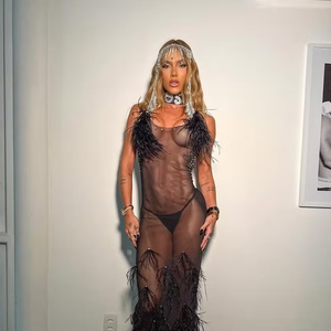 Virgínia Fonseca exibe corpo em vestido transparente (08 de março): Para o Desfile das Campeãs, a influencer tapou o bico dos seios com adesivos e colocou o bumbum para jogo