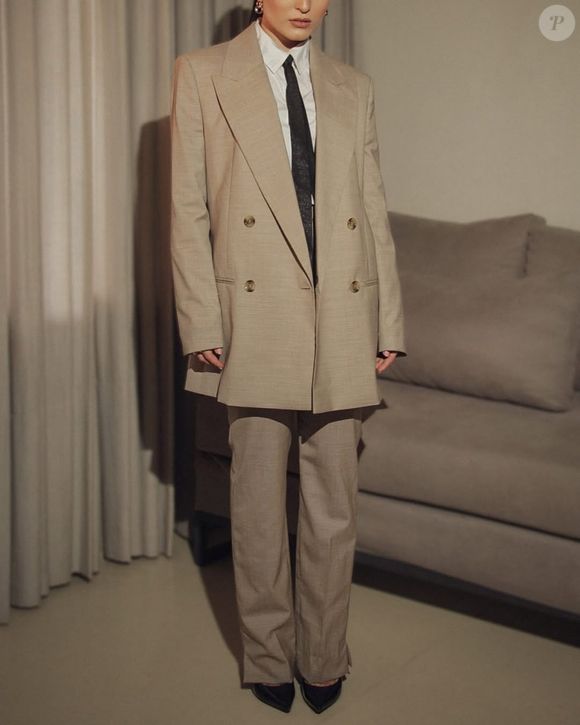 Larissa Manoela usou conjunto oversized e gravata