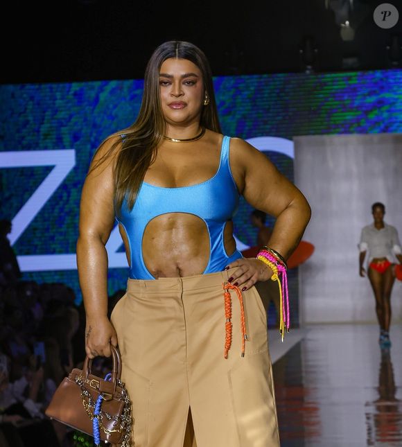 Preta Gil em maio de 2024 durante um desfile, mostrando seu corpo real