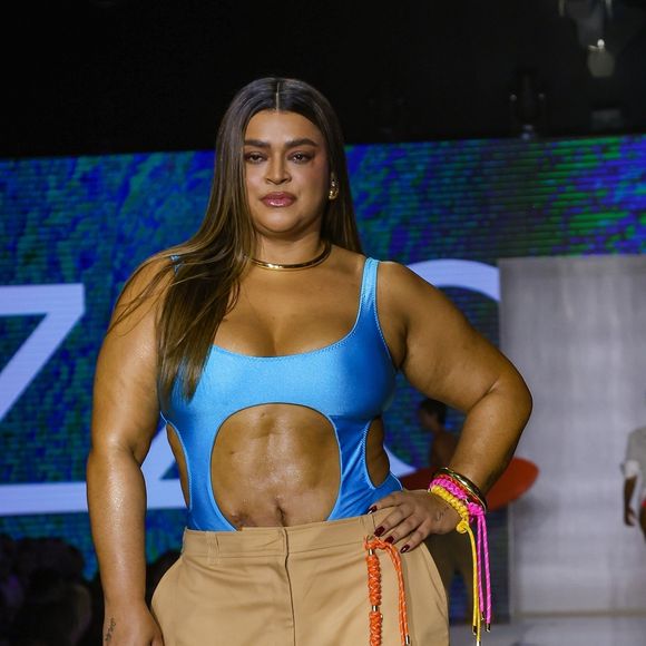 Preta Gil em maio de 2024 durante um desfile, mostrando seu corpo real