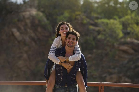 Isis Valverde teria se envolvido com Cauã Reymond nos bastidores de 'Amores Roubados'; atriz negou affair com ator