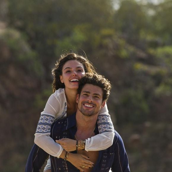 Isis Valverde teria se envolvido com Cauã Reymond nos bastidores de 'Amores Roubados'; atriz negou affair com ator