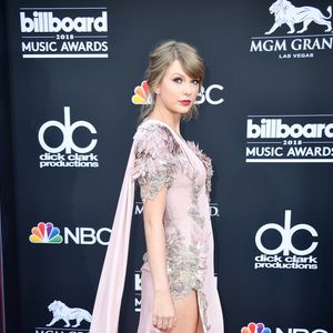 Taylor Swift investiu em uma fenda poderosa no Billboard Music Awards, em Las Vegas, no domingo, 20 de maio de 2018