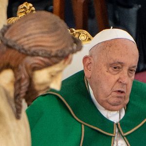 O Papa Francisco continua lutando contra uma pneumonia dupla e, na noite deste último domingo (24), o Vaticano comunicou que o líder da Igreja Católica foi diagnosticado com insuficiência renal leve.