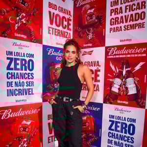 Giovana Cordeiro com um look preto comfy no Lollapalooza 2026