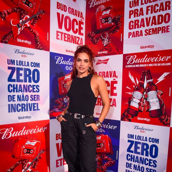 Giovana Cordeiro com um look preto comfy no Lollapalooza 2026