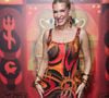 Lore Improta aposta em vestido Emilio Pucci estampado e maxiargolas douradas para o início do Carnaval 2027 na Viradouro