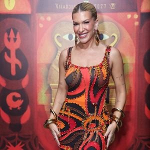 Lore Improta aposta em vestido Emilio Pucci estampado e maxiargolas douradas para o início do Carnaval 2027 na Viradouro