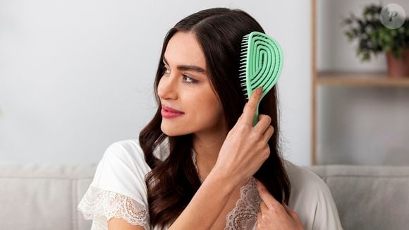Além de uma limpeza a seco semanalmente, é fundamental realizar uma lavagem profunda nas escovas de cabelo uma ou duas vezes ao mês