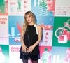 Carolina Dieckmmann surgiu elegante com um vestido Louis Vuitton na pré-estreia de 'Pequenas Criaturas', novo longa estrelado e produzido pela atriz