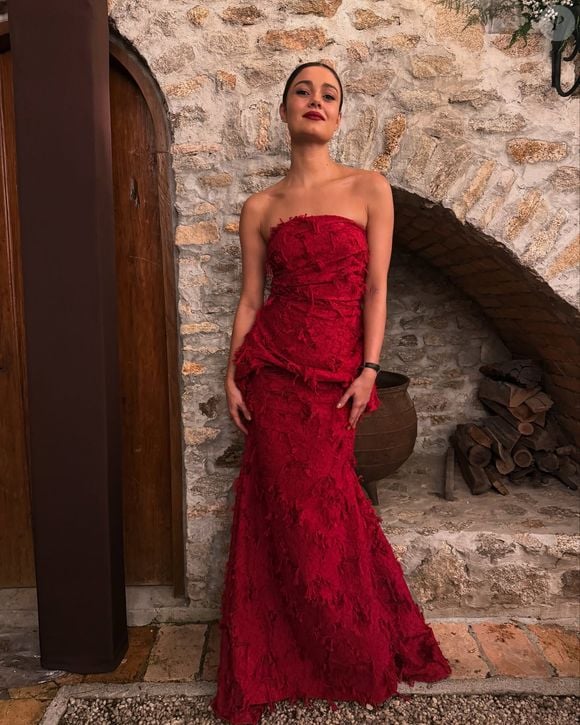 Sophie Charlotte elegeu um vestido tomara que caia vermelho para o casamento de Isis Valverde e Marcus Buaiz