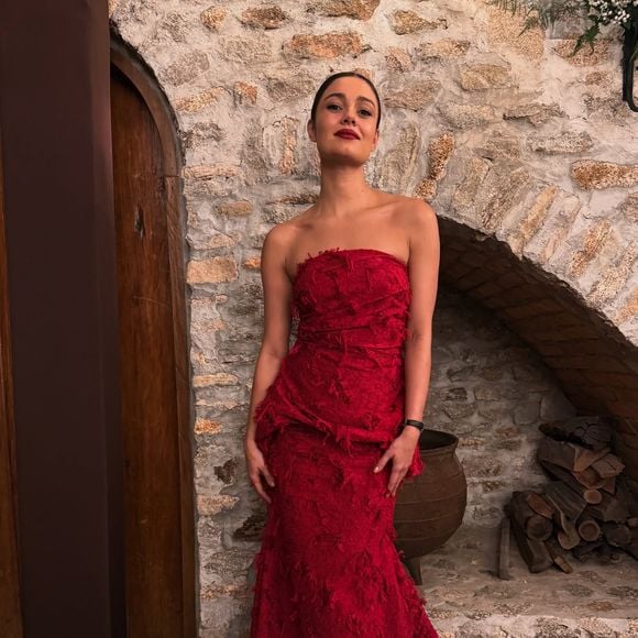 Sophie Charlotte elegeu um vestido tomara que caia vermelho para o casamento de Isis Valverde e Marcus Buaiz