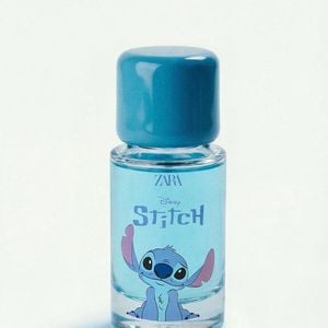 Inspirada no universo de Stitch, a fragrância combina pera, magnólia e madeira almiscarada, criando um aroma moderno e envolvente