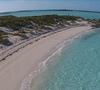 Com praias isoladas e vegetação tropical, Leaf Cay foi anunciada anos depois por valores milionários no mercado imobiliário internacional