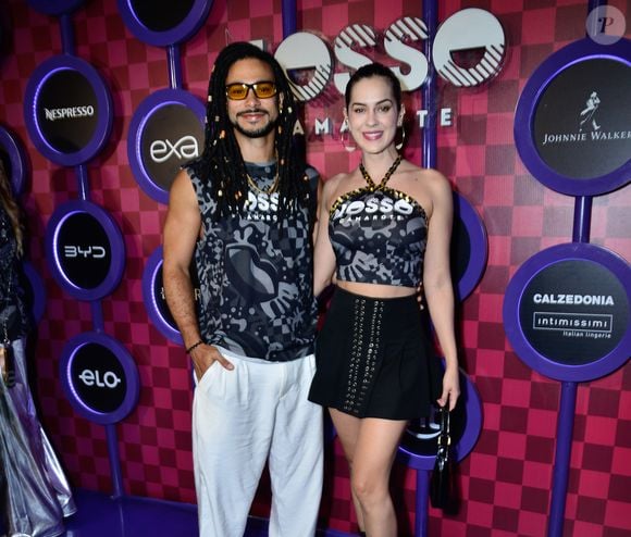 Sophia Abrahão transformou o abadá em um cropped halter com acabamento dourado, enquanto Sérgio Malheiros apostou na clássica regata