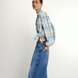 Calça jeans da Zara mais soltinha no modelo barrel tem cintura média, fecho com zíper, além de cino fino do mesmo tecido.