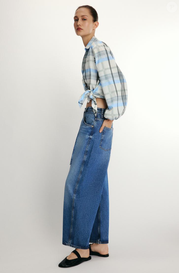 Calça jeans da Zara mais soltinha no modelo barrel tem cintura média, fecho com zíper, além de cino fino do mesmo tecido.