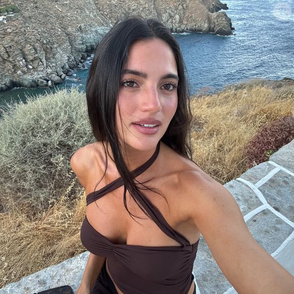 Aos 31 anos, Rafaella Consentino vê sua carreira atingir um novo patamar. A brasileira, que começou a trabalhar como modelo ainda na adolescência, agora estampa uma campanha global da Calvin Klein ao lado de um dos artistas mais populares do planeta.