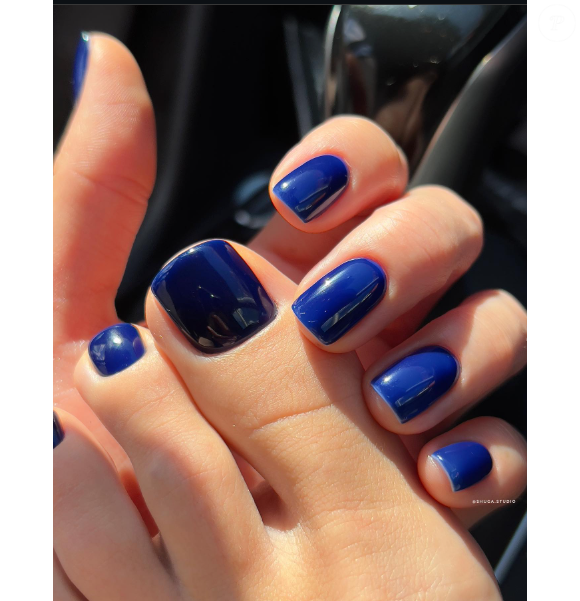 Pedicure azul caneta ou azul klein