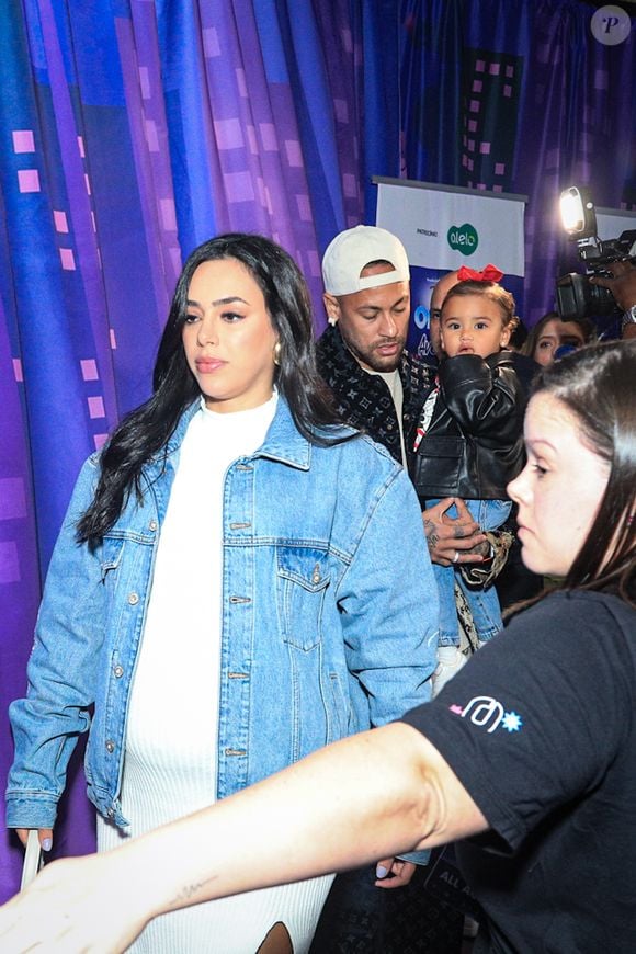 Se Bruna estava chique, Neymar não ficou para trás no quesito ostentação fashion. O craque apostou em um conjunto de moletom Louis Vuitton em veludo, avaliado em R$ 50 mil