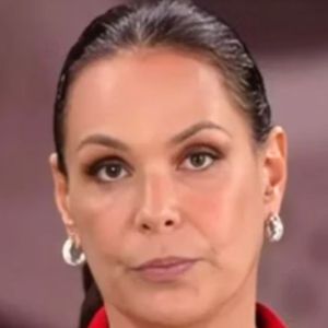 Saída de Carolina Ferraz do ‘Domingo Espetacular’ foi confirmada pela Record; post anterior da atriz sobre 'dificuldades' repercutiu nas redes