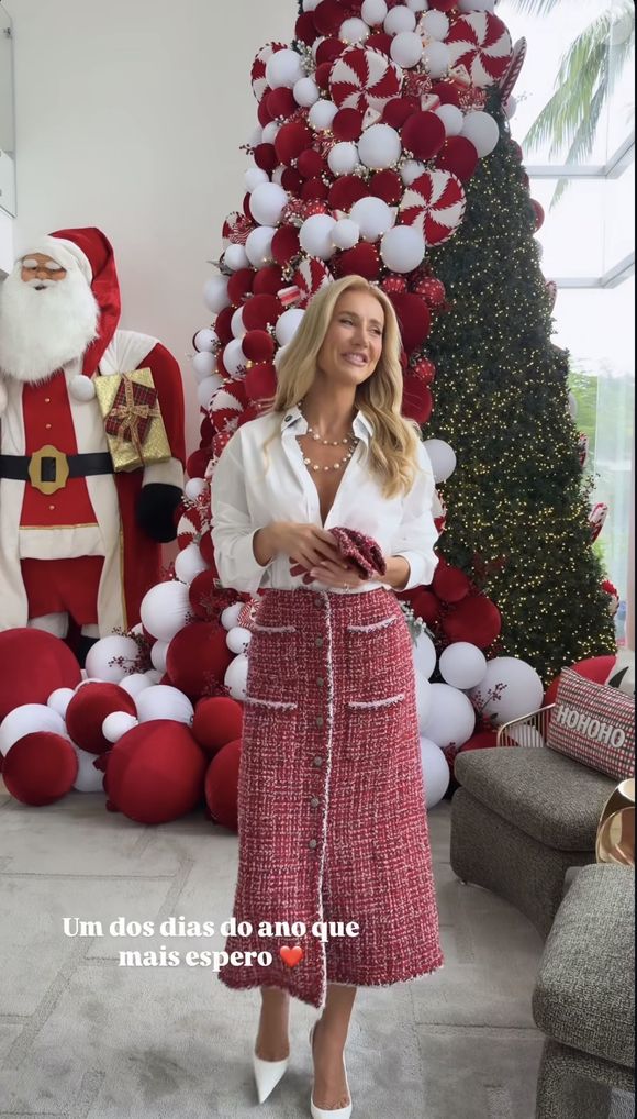 Natal da família Justus contou com árvore com bolas vermelhas e brancas de tamanhos chamativos