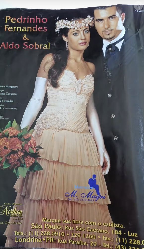 2.Vestido champagne 

Uma proposta não convencional para noivas da época: em vez do branco puro, o estilista trouxe o champagne rosado. O busto tem bordados florais tridimensionais e pedrarias delicadas, que descem em direção à cintura. A saia em camadas plissadas traz movimento e leveza, quase como pétalas sobrepostas. As luvas longas brancas alongam a silhueta e dão um toque aristocrático. É um vestido romântico, sensual e perfeito para quem queria fugir do óbvio.