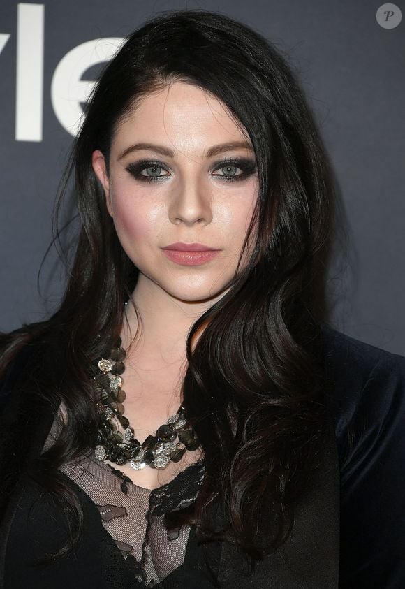 2017: Michelle Trachtenberg, com o cabelo ainda mais escuro, chamava atenção em eventos
