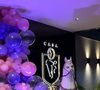 A decoração da festa de 4 anos de Maria Flor transformou a Casa VF, em Goiânia, em um cenário inspirado no filme 'Enrolados'. Assinado por Tana Lobo, o projeto reuniu torre cenográfica de Rapunzel, flores, castelos, personagens e um teto com mais de 300 mil pontos de luz