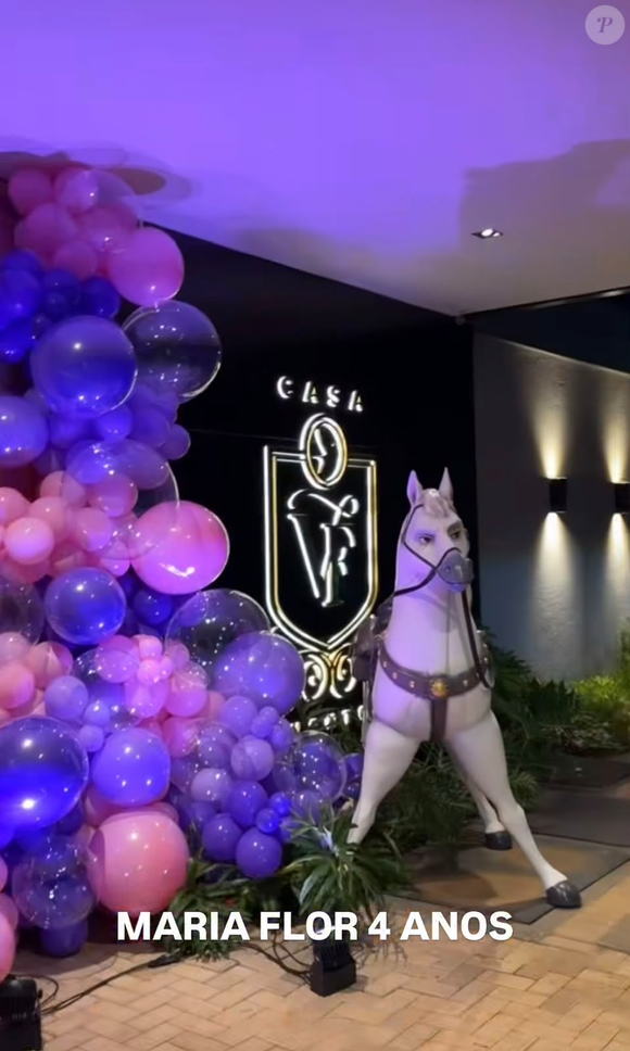 A decoração da festa de 4 anos de Maria Flor transformou a Casa VF, em Goiânia, em um cenário inspirado no filme 'Enrolados'. Assinado por Tana Lobo, o projeto reuniu torre cenográfica de Rapunzel, flores, castelos, personagens e um teto com mais de 300 mil pontos de luz