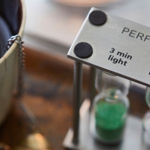 Já a Massagem Exclusiva do Copacabana Palace combina diferentes técnicas do menu do spa com o toque aromático do óleo essencial de capim-limão
