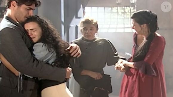 Giuliana (Ana Paula Arósio) e Matteo (Thiago Lacerda) choram pela morte de Juanito