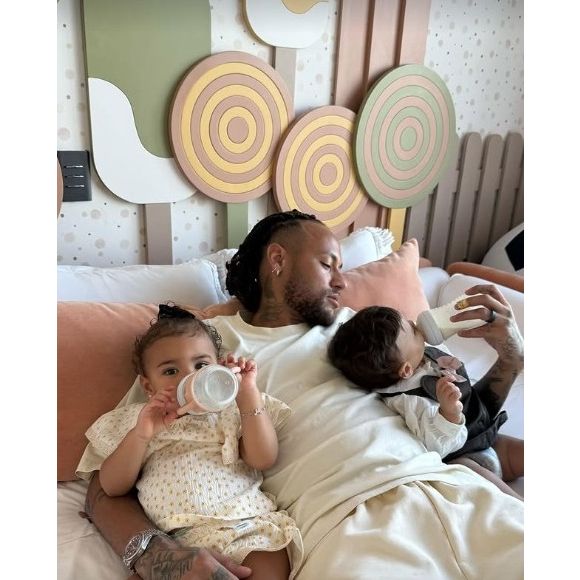 Mavie e Helena, filhas de Neymar, têm apenas 9 meses de diferença