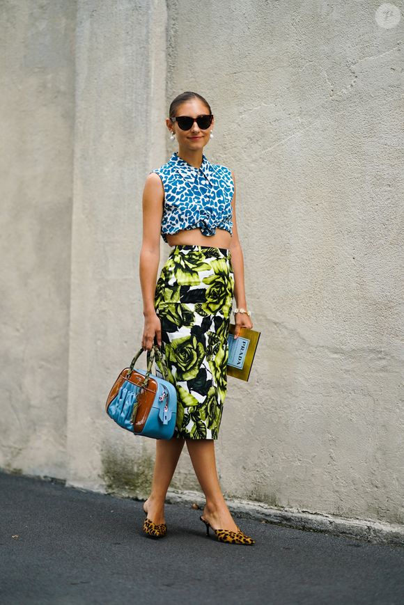 Moda floral na primavera: a saia com estampa floral fugiu do óbvio nesse look com o top cropped animal print azul
