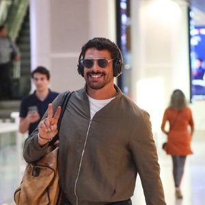 Cauã Reymond gostava de dormir no carro do avô quando criança: 'Tinha vezes que eu não conseguia dormir, e minha mãe ligava para o meu avô levar o carro para eu dormir nele'