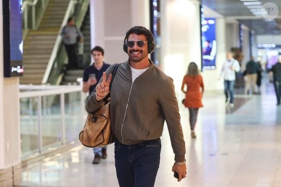 Cauã Reymond gostava de dormir no carro do avô quando criança: 'Tinha vezes que eu não conseguia dormir, e minha mãe ligava para o meu avô levar o carro para eu dormir nele'