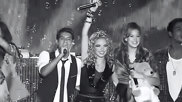 'Muito emocionante vê-los abraçados': no velório de Lua Blanco, ex-Rebeldes Chay Suede, Arthur Aguiar, Sophia Abrahão, Micael Borges e Mel Fronckowiak cantam juntos e fazem homenagem com mensagem poderosa, conta Letícia Colin
