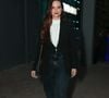 Juliana Paiva apostou em uma alfaiataria sóbria e moderna ao vestir um blazer preto bem estruturado sobre uma blusa branca de gola alta. Para equilibrar a formalidade, a atriz escolheu uma calça jeans reta em lavagem escura e um par de botas pretas de solado tratorado. Ela completou a produção elegante com uma bolsa tiracolo preta com alça de corrente dourada e batom vermelho marcante