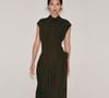 Com gola alta e amarrações delicadas, o vestido midi da Zara lembra os nós sofisticados dos quimonos japoneses e surge como uma aposta elegante para a primavera-verão 2026. Disponível por R$ 399