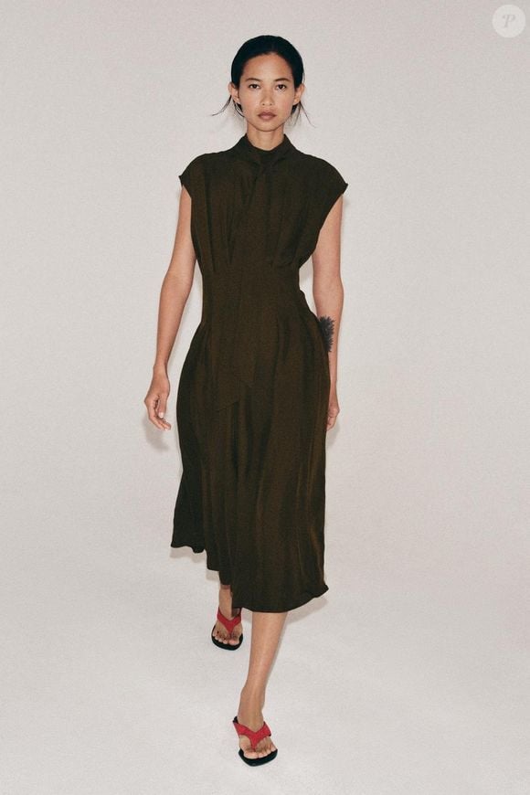 Com gola alta e amarrações delicadas, o vestido midi da Zara lembra os nós sofisticados dos quimonos japoneses e surge como uma aposta elegante para a primavera-verão 2026. Disponível por R$ 399