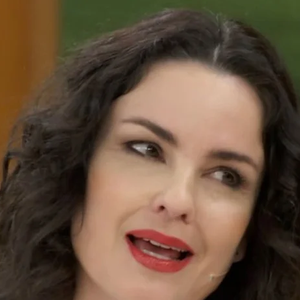 Carolina Kasting corrige Patrícia Poeta ao dizer que tem feito cinema, e não está parada