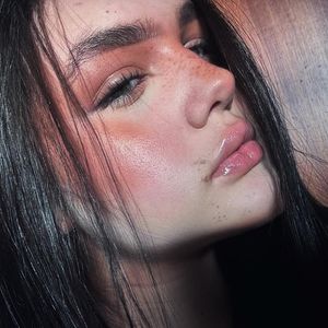 "Linda, lembra demais sua vovó" e "Que linda! Parece muito com a vozinha xará", elogiaram internautas nas fotos de Maysa