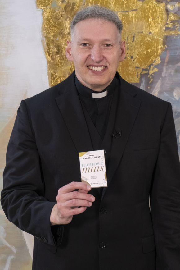 Padre Marcelo Rossi foi denunciado por um religioso brasileiro e acusado de culto ao personalismo, exibicionismo excessivo na TV e de desvirtuar as práticas católicas