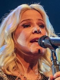 O que Paula Toller faz no rosto? Aos 63 anos e de volta com o 'Kid Abelha', cantora impressiona por jovialidade e já revelou segredo simples: 'Durmo no...'