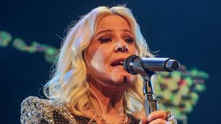 O que Paula Toller faz no rosto? Aos 63 anos e de volta com o 'Kid Abelha', cantora impressiona por jovialidade e já revelou segredo simples: 'Durmo no...'