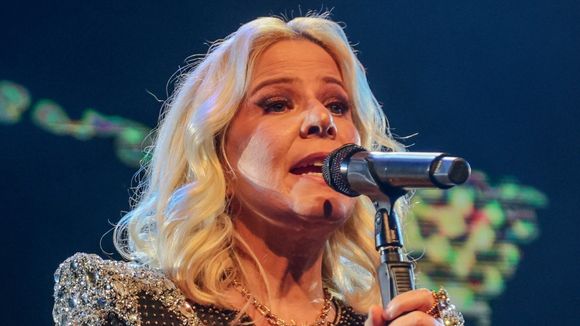 O que Paula Toller faz no rosto? Aos 63 anos e de volta com o 'Kid Abelha', cantora impressiona por jovialidade e já revelou segredo simples: 'Durmo no...'